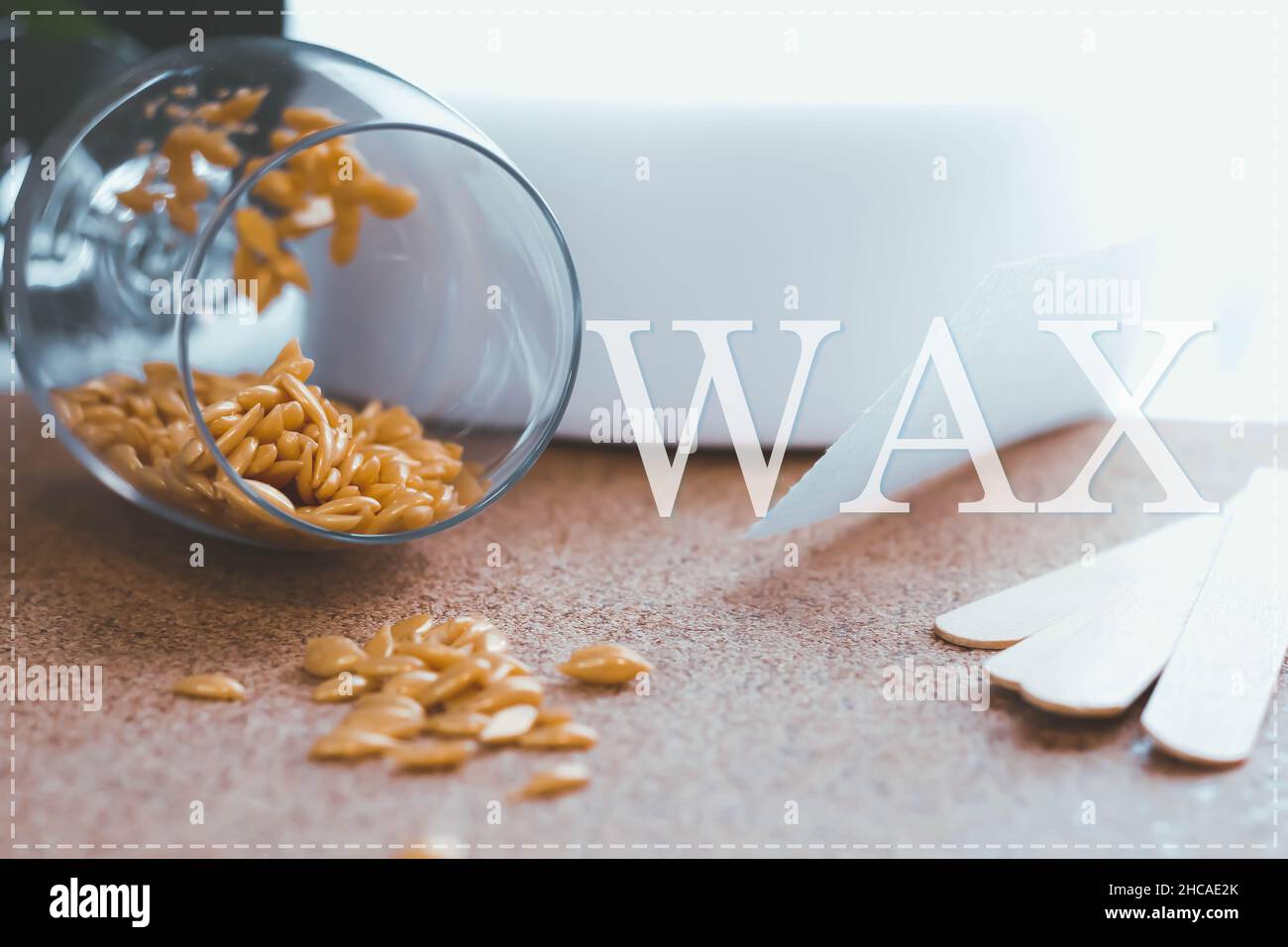 Wunderschönes Weinglas. Enthaarung . Enthaarung des Zuckers. Bikinizone. Glatte Haut. Stockfoto