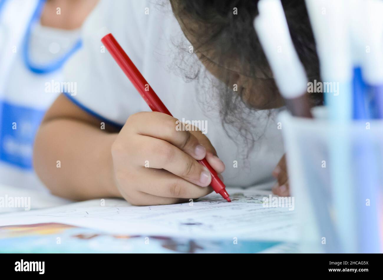 Hände mit Buntstiften zeichnen auf Papier. Salvador, Bahia, Brasilien Stockfoto