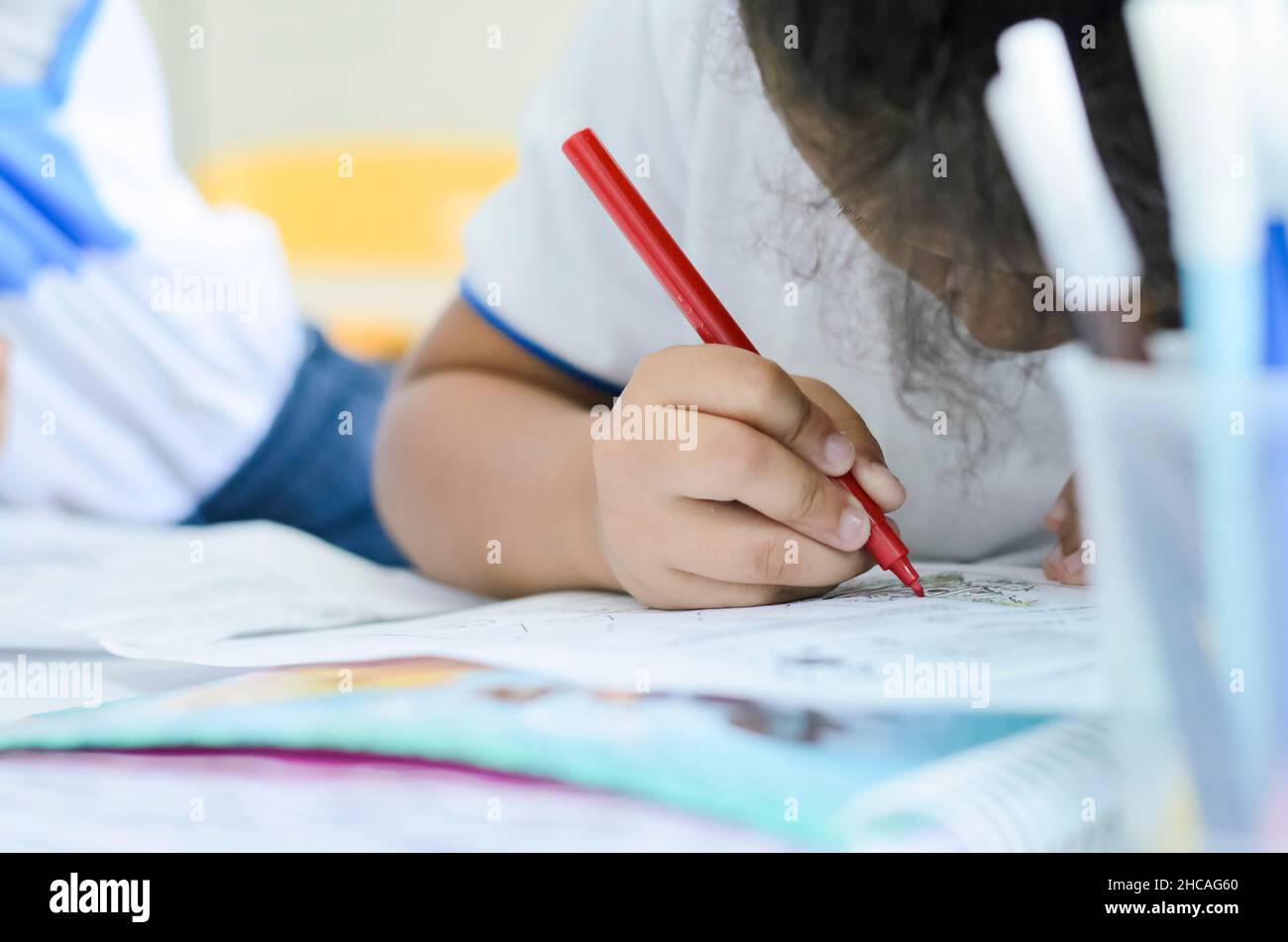 Hände mit Buntstiften zeichnen auf Papier. Salvador, Bahia, Brasilien Stockfoto