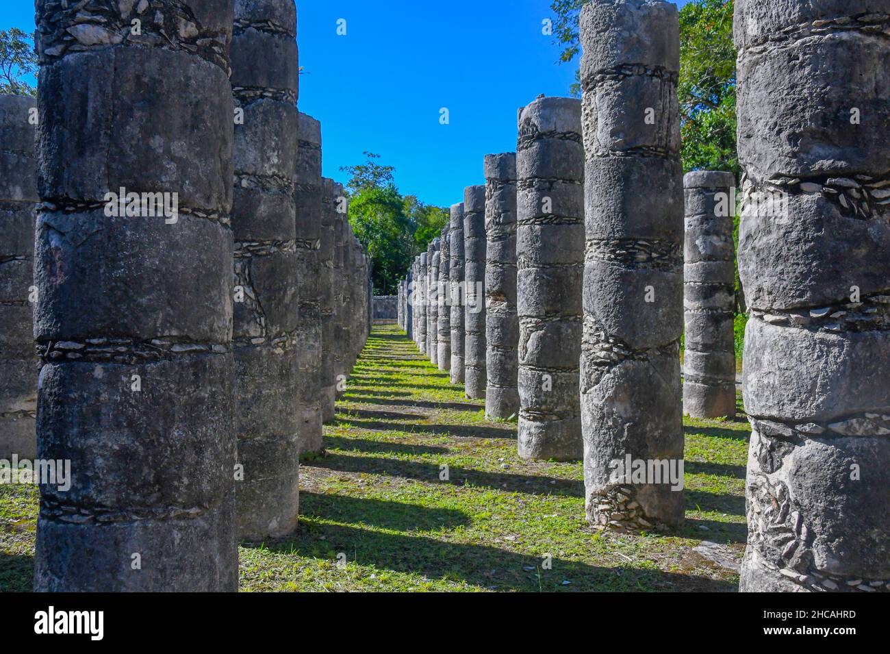 Säulen im Tempel der tausend Krieger, Chichen Itza, Yucatan, Mexiko Stockfoto