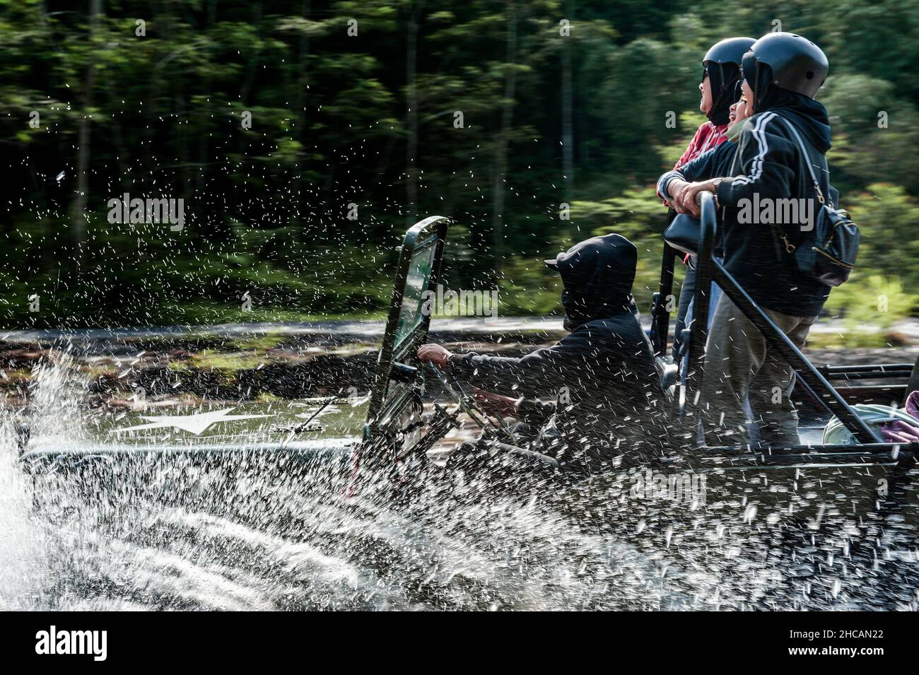 Viel Spaß, wenn Jeep willys durch Pfützen geht. Stockfoto