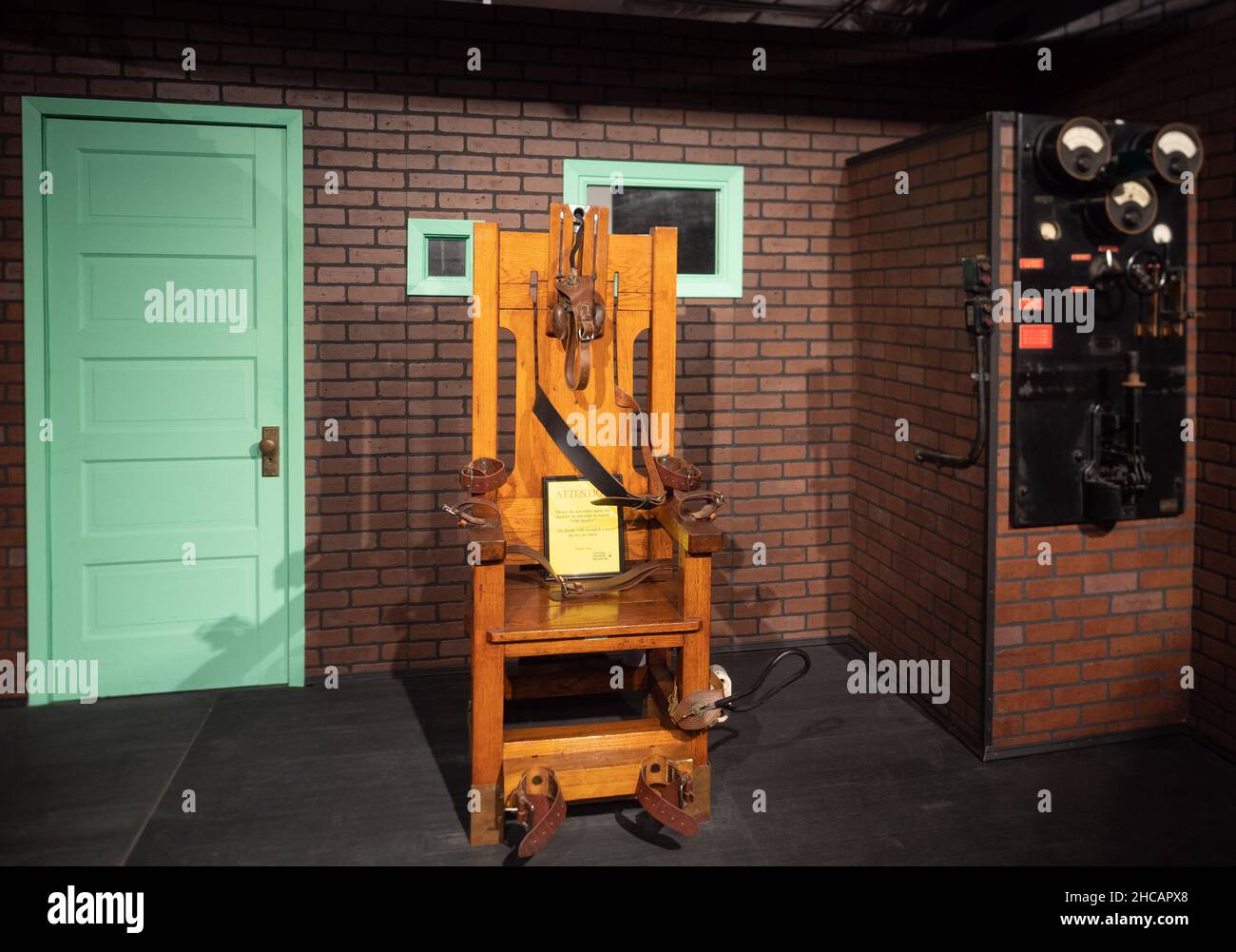 Elektrischer Holzstuhl mit Lederriemen, Old Sparky genannt, wird im Texas Prison Museum in Huntsville ausgestellt. Stockfoto