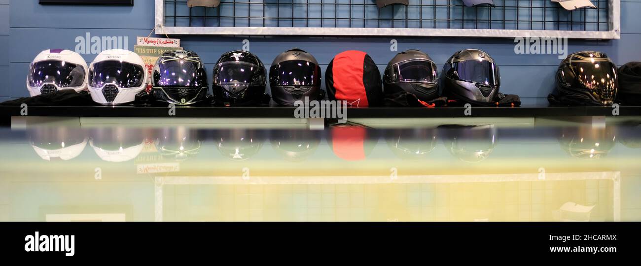 Eine Reihe von Sicherheits- und Kart-Schutzhelmen, die von Go-Kart-Fahrern zum Schutz bei K1 Speed Indoor-Kart-Rennen in Bluffton, South Carolina, verwendet werden. Stockfoto