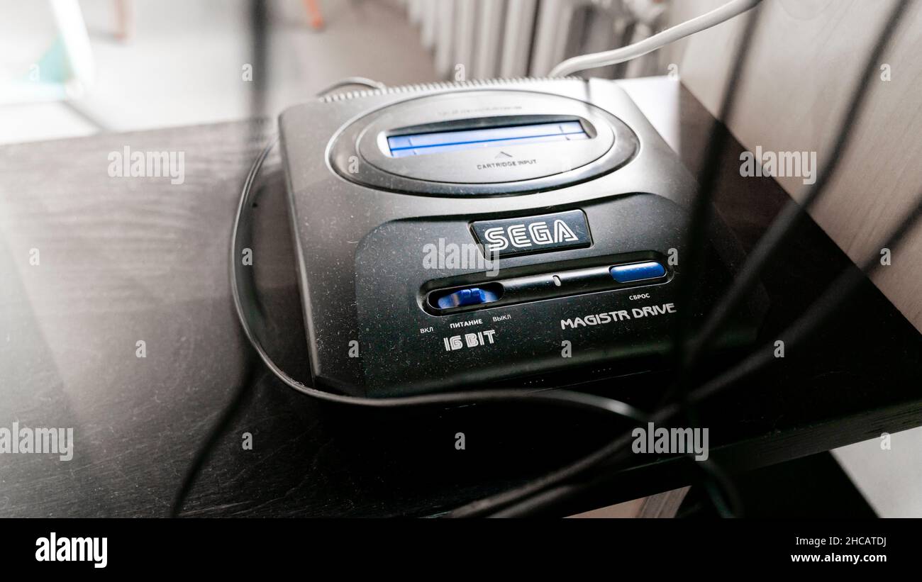 SEGA magistr-Antriebskonsole, eingesteckt, im Regal Stockfoto