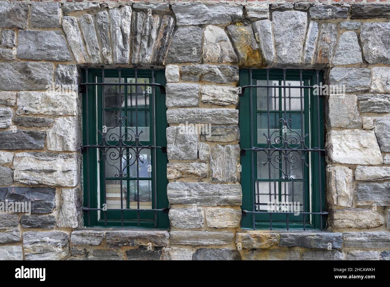 Altes Gebäude mit rauer Steinmauer und versperrten Fenstern Stockfoto