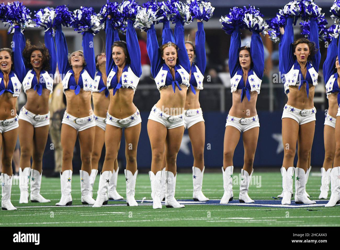 Arlington, Usa. 26th Dez 2021. Dallas Cowboys Cheerleaders treten am Sonntag, den 26. Dezember 2021, während des Spiels des Washington Football Team NFL im AT&T Stadium in Arlington, Texas, auf. Foto von Ian Halperin/UPI Credit: UPI/Alamy Live News Stockfoto