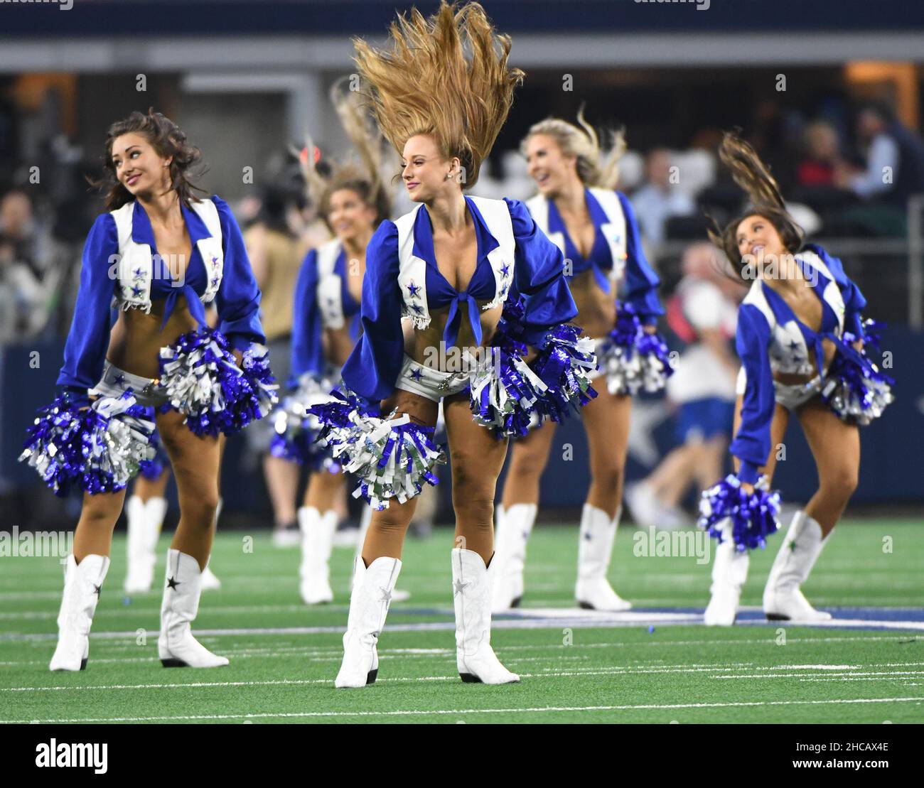 Arlington, Usa. 26th Dez 2021. Dallas Cowboys Cheerleaders treten am Sonntag, den 26. Dezember 2021, während des Spiels des Washington Football Team NFL im AT&T Stadium in Arlington, Texas, auf. Foto von Ian Halperin/UPI Credit: UPI/Alamy Live News Stockfoto