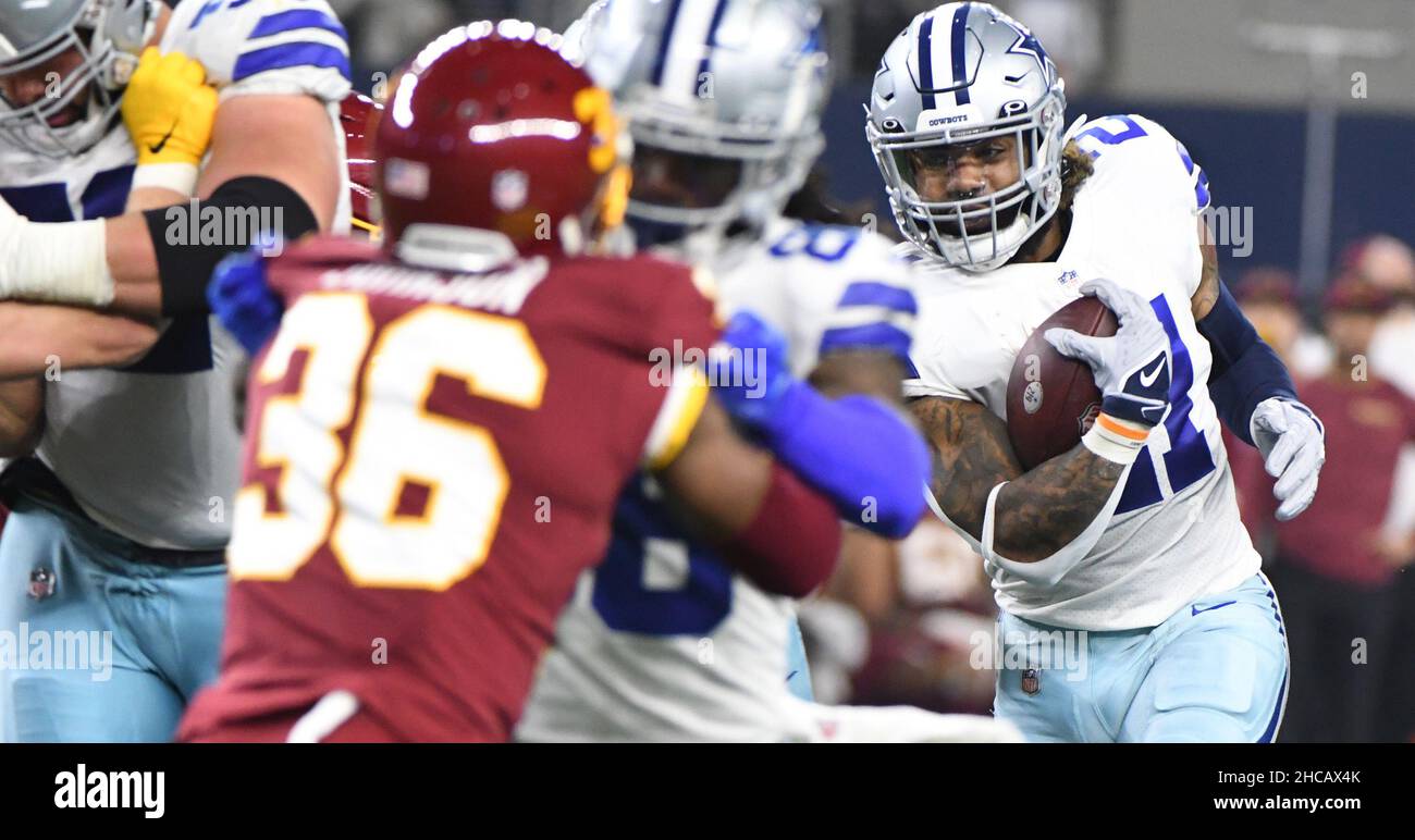 Arlington, Usa. 26th Dez 2021. Dallas Cowboys Ezekiel Elliott läuft während ihres NFL-Spiels im AT&T Stadium in Arlington, Texas, am Sonntag, dem 26. Dezember 2021, gegen das Washington Football Team. Foto von Ian Halperin/UPI Credit: UPI/Alamy Live News Stockfoto