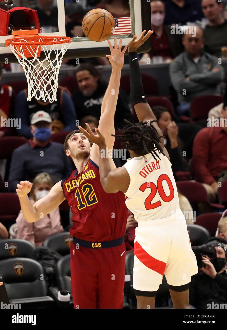 Cleveland, Usa. 26th Dez 2021. Cleveland Cavaliers Luke Kornett (12) blockiert die Aufnahme des Toronto Raptors Daniel Oturu (20) im Rocket Mortgage Fieldhouse in Cleveland, Ohio am Sonntag, 26. Dezember 2021. Foto von Aaron Josefczyk/UPI Credit: UPI/Alamy Live News Stockfoto