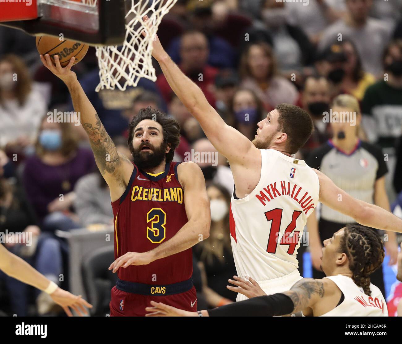 Cleveland, Usa. 26th Dez 2021. Cleveland Cavaliers Ricky Rubio (3) erzielt am Sonntag, den 26. Dezember 2021, bei Rocket Mortgage Fieldhouse in Cleveland, Ohio, einen Punktestand hinter den Toronto Raptors JSvi Mykhailiuk (14). Foto von Aaron Josefczyk/UPI Credit: UPI/Alamy Live News Stockfoto