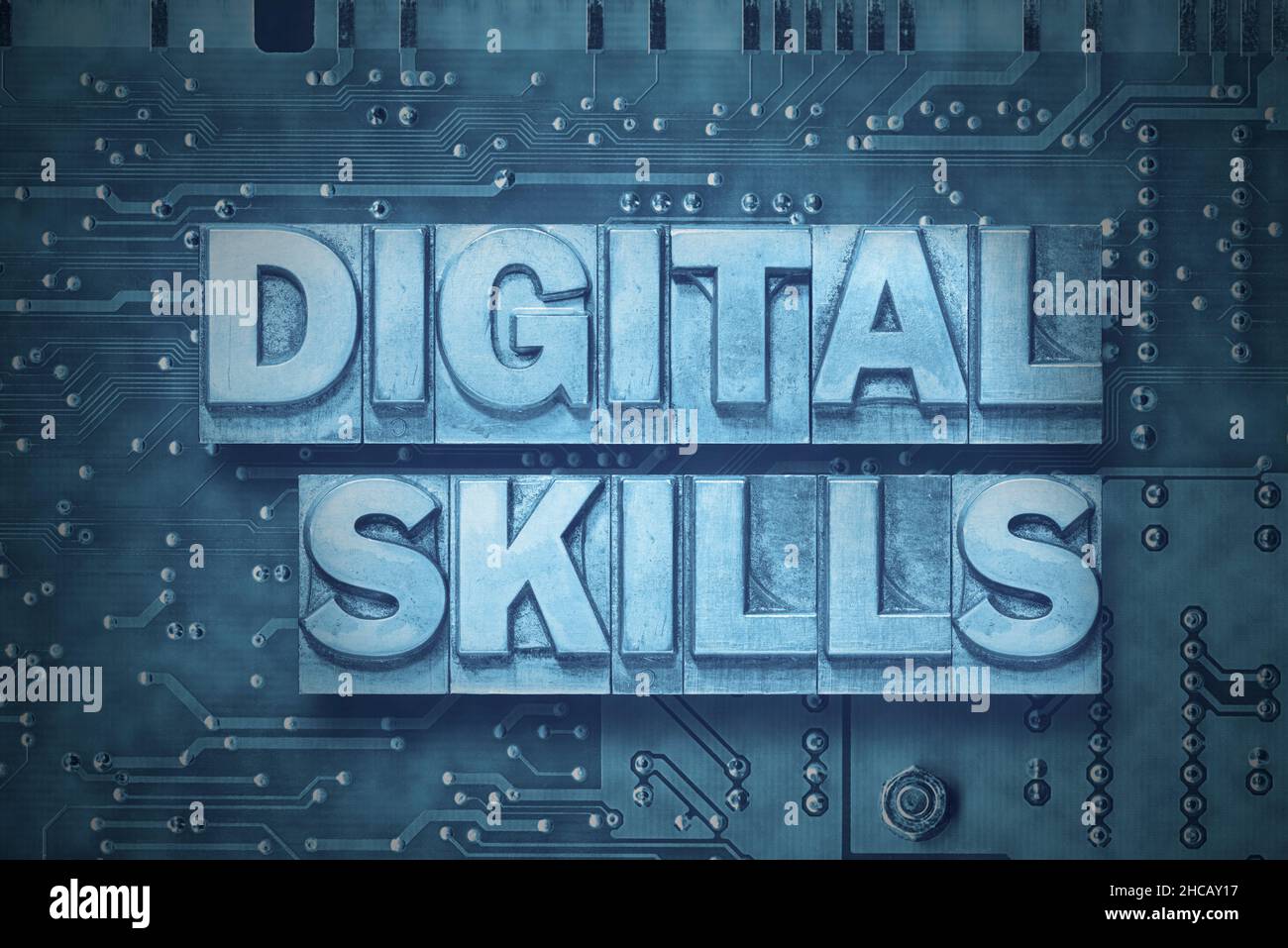 Digitaler Skill-Satz aus Metalldruckblöcken auf dem pc-Board-Hintergrund Stockfoto