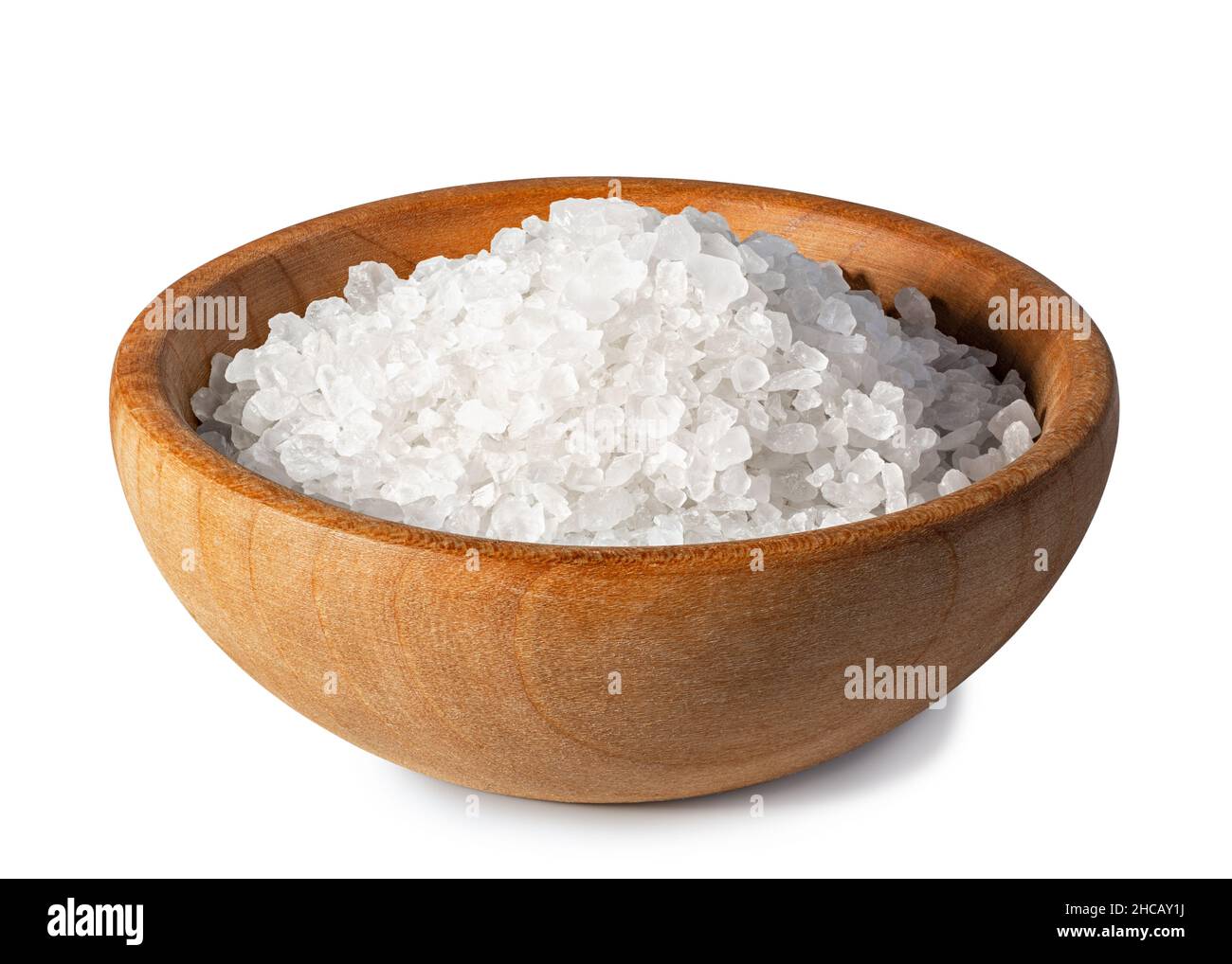Meersalz in Holzschale isoliert auf weiß Stockfoto
