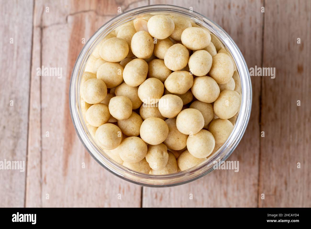 Pilus-Erdnüsse, Erdnüsse in weißes, herzhaftes Mehl eingewickelt, herzhafter Geschmack, typische Snacks der indonesischen Region Stockfoto