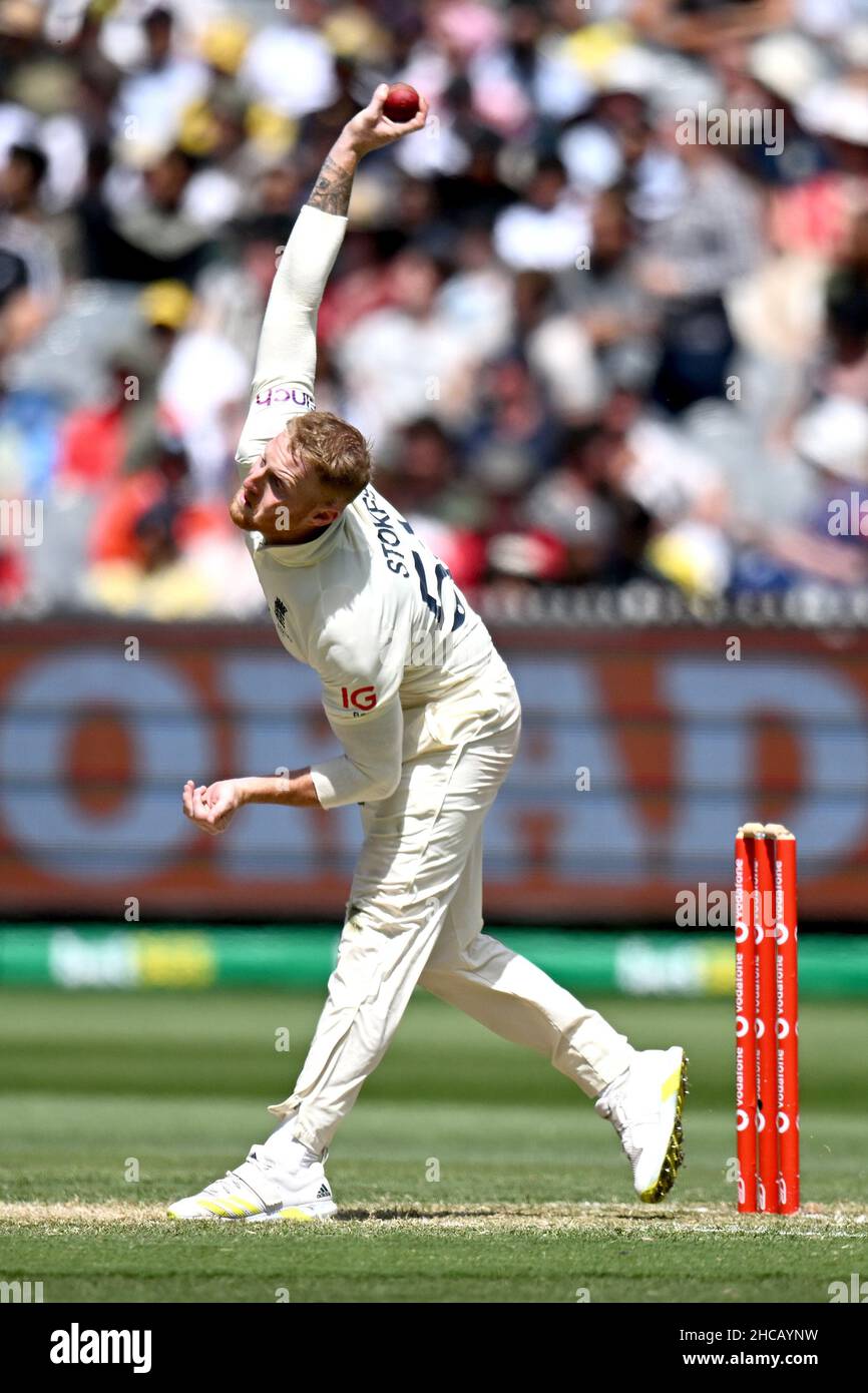 Melbourne Cricket Ground, Melbourne, Australien. 2nd Dez 2021. The Ashes 3rd Test Day 2 Cricket, Australia versus England; Ben Stokes of England bowls Credit: Action Plus Sports/Alamy Live News Stockfoto