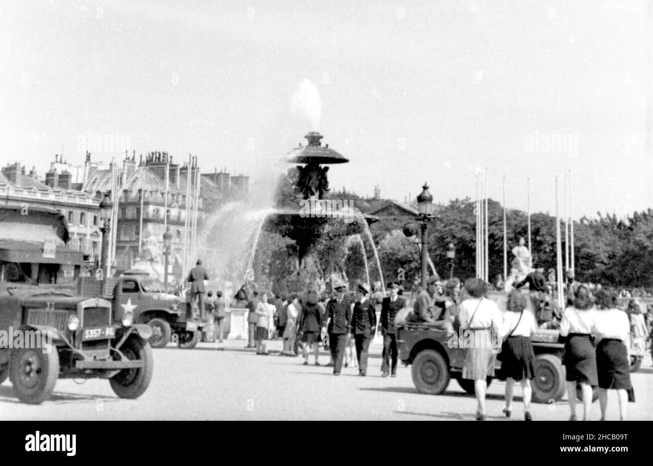 Feier am Brunnen auf dem Place de la Concorde, April 3 1945. Dies war ein Tag der Feierlichkeiten in Paris, der mit 100.000 Menschen gipfelte, die Charles De Gaulle bei der Wiederbelebung des französischen Militärs beobachteten. De Gaulle stellte die Farben von 131 Einheiten der französischen Kampfdienste wieder her. Der schwedische Journalist Sven Auren berichtete: „an jenem Aprilmorgen waren die Pariser auf dem Place de la Concorde zu dem Mann raus…dort war ein wahrer Wald aus weißen Flagstaffs, die alle die Trikolore flogen.“ Stockfoto