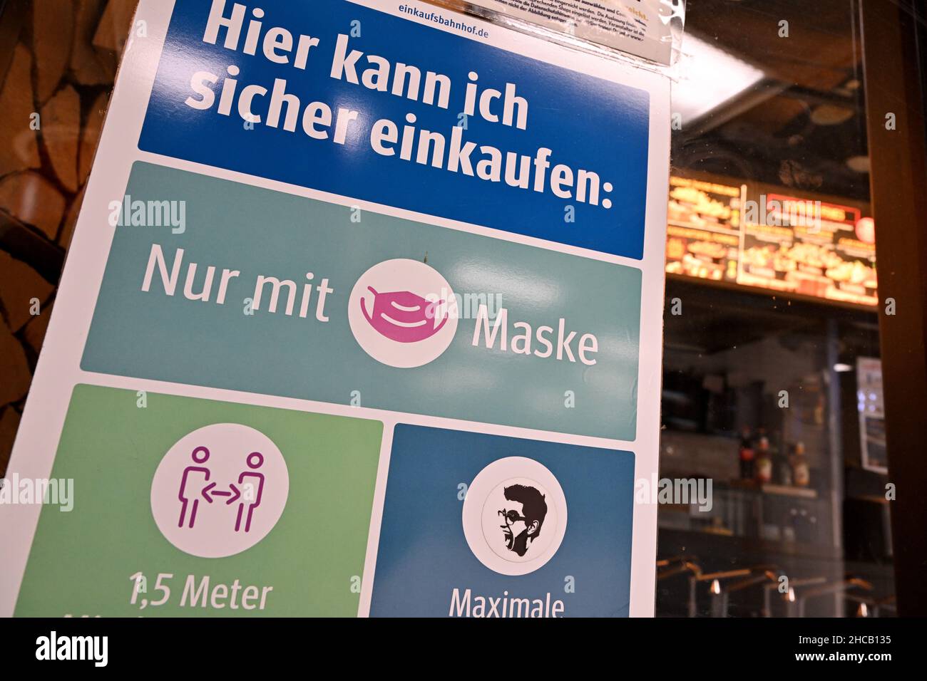 München, Deutschland. 27th Dez 2021. Im Schaufenster eines Ladens hängt ein Schild mit der Aufschrift „Hier kann ich sicher einkaufen – nur mit Maske“. Kredit: Peter Kneffel/dpa/Alamy Live Nachrichten Stockfoto