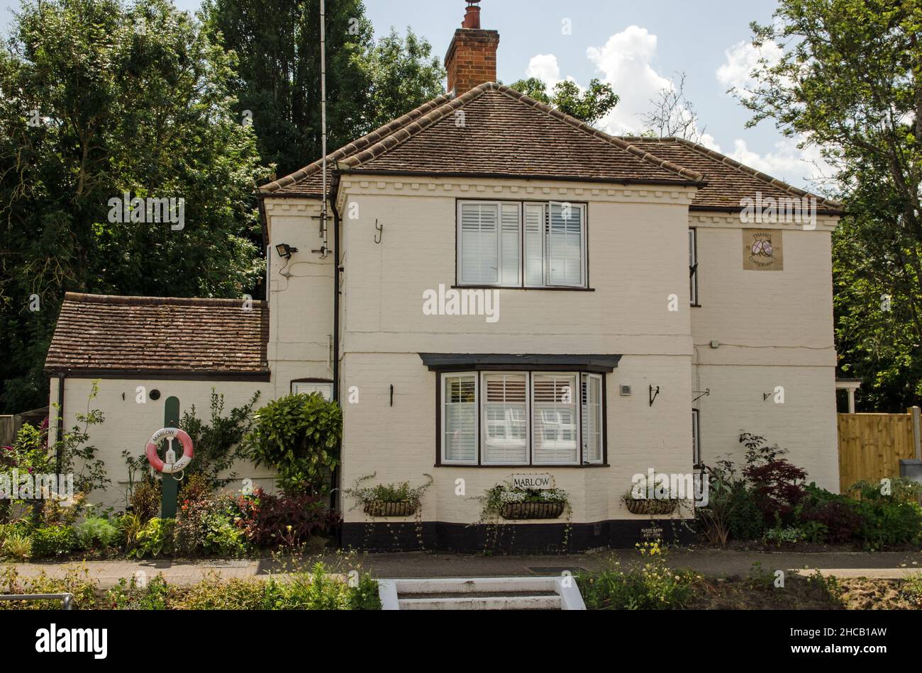 Marlow, Großbritannien - 19. Juli 2021: Blick von der Themse auf die Hütte des Schleusenwärters am Marlow Lock in Buckinghamshire. Stockfoto