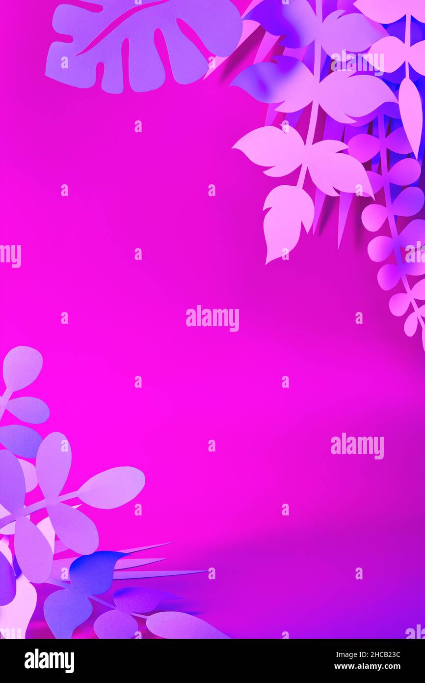 Neonfarbene Szene mit neonfarbenen, papiergeschnittenen Dschungelpflanzen Blätter Stockfoto