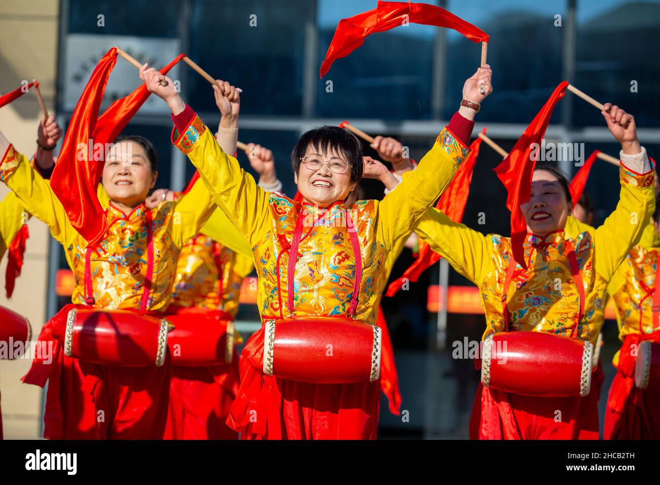 HAI'AN, CHINA - 27. DEZEMBER 2021 - Bauern üben auf einem Straßenplatz Hüfttrommel zu spielen, um das neue Jahr 2022 in Hai'an, dem Ost-chinesischen Jiang, zu begrüßen Stockfoto