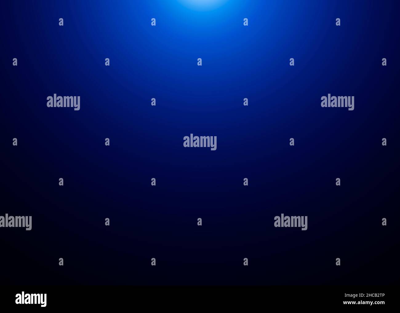Abstrakter blauer Hintergrund. Tiefblaues Meer oder Meereshintergrund, ein Blick aus der Tiefe bis zur Oberfläche. Hochwertige Illustration Stockfoto