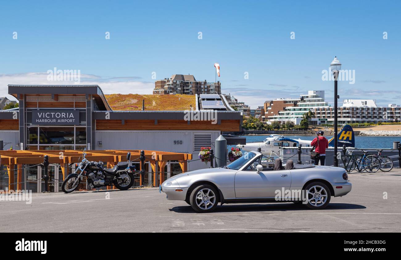 Blick auf das silbergraue Cabriolet, im Hintergrund der Hafen. Silver Mazda MX-5 geparkt in einer Straße von Victoria BC, Kanada-Juli 21,2021. Straße Stockfoto