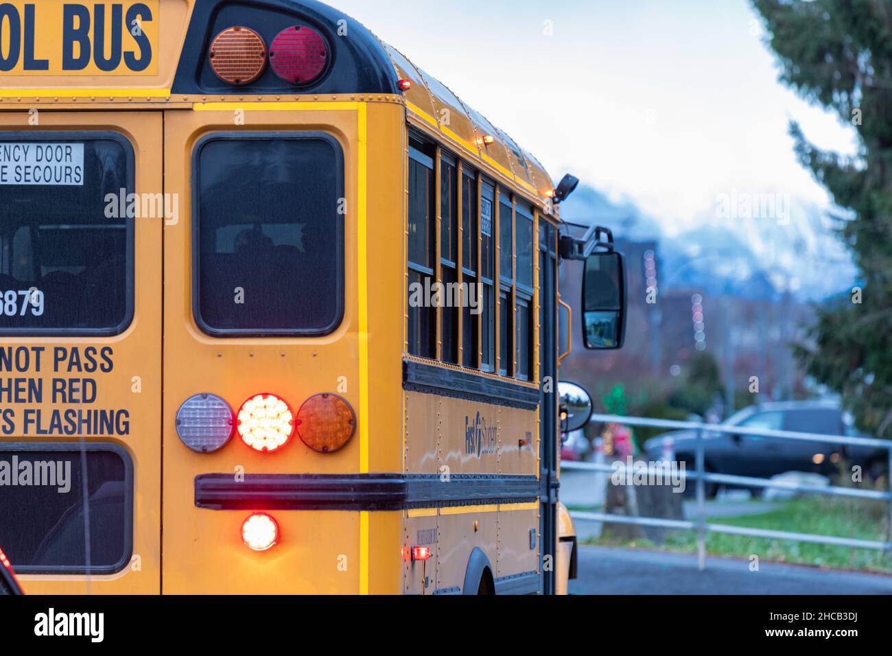 Gelber Schulbus fährt entlang der Straße in British Columbia, Kanada Stockfoto