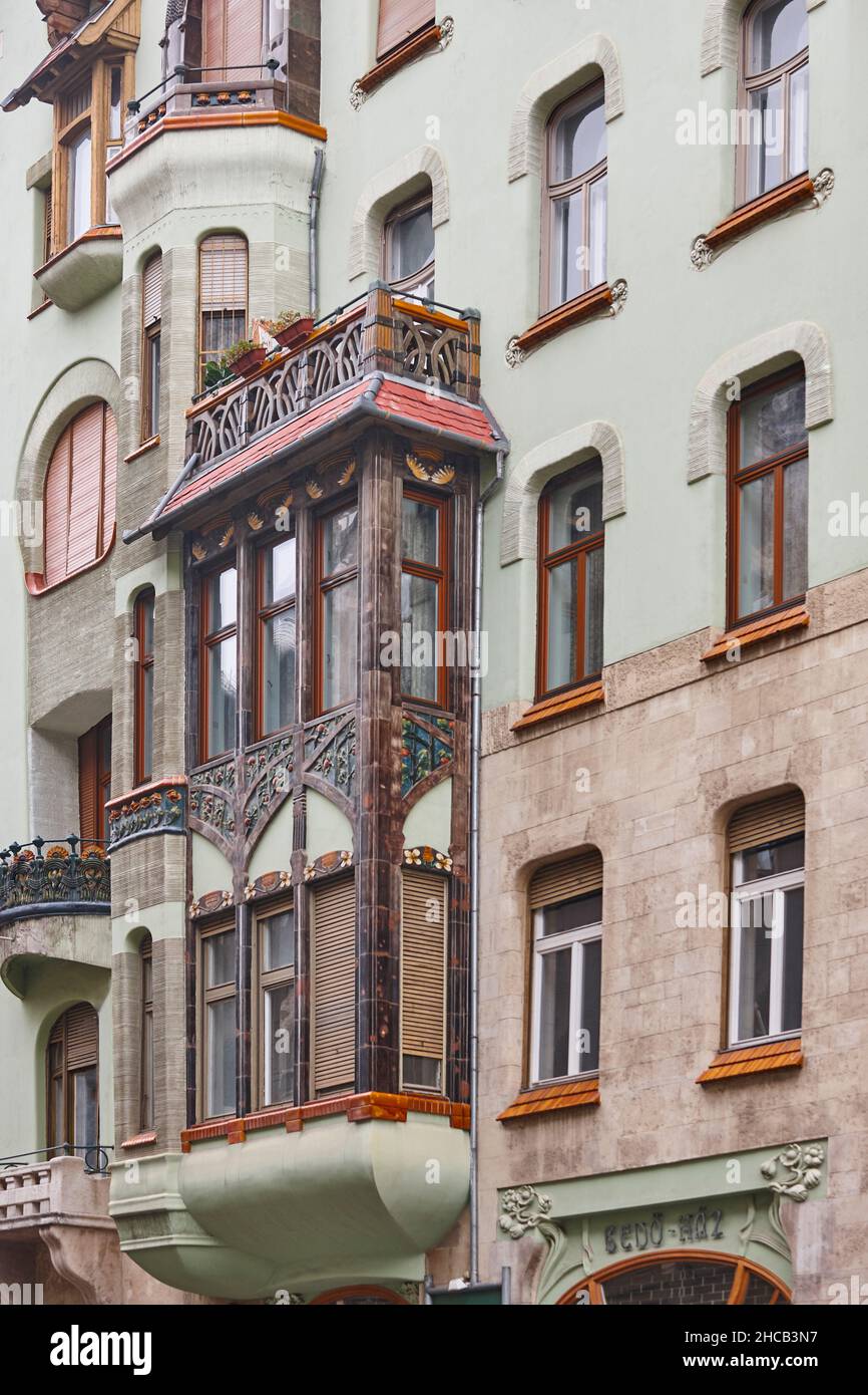 Gebäude im Stil des Sezessionismus in Budapest. Bedo. Ungarische Modernismus-Architektur Stockfoto