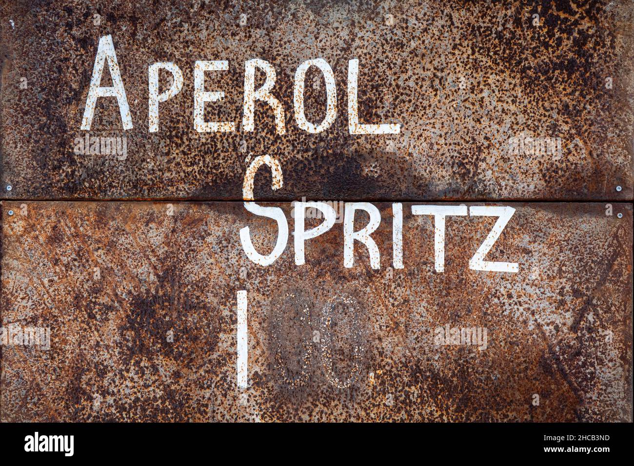 Aperol Spritz Preis. Weißer Text auf einer rostigen Oberfläche. Stockfoto