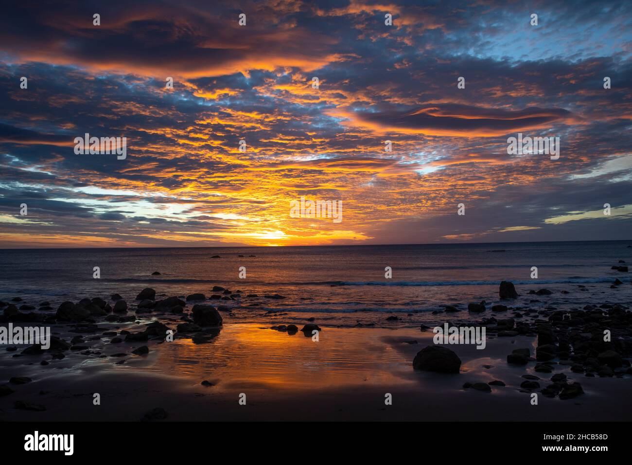 Sonnenaufgang über dem Pazifischen Ozean, Glenburn, Wairarapa, Nordinsel, Neuseeland Stockfoto