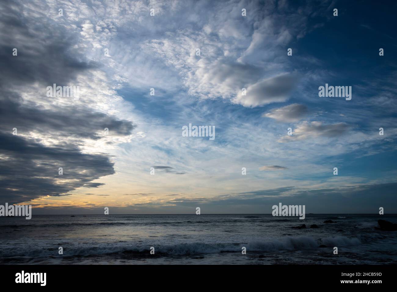 Wolkenbildung über dem Pazifischen Ozean, Glenburn, Wairarapa, Nordinsel, Neuseeland Stockfoto