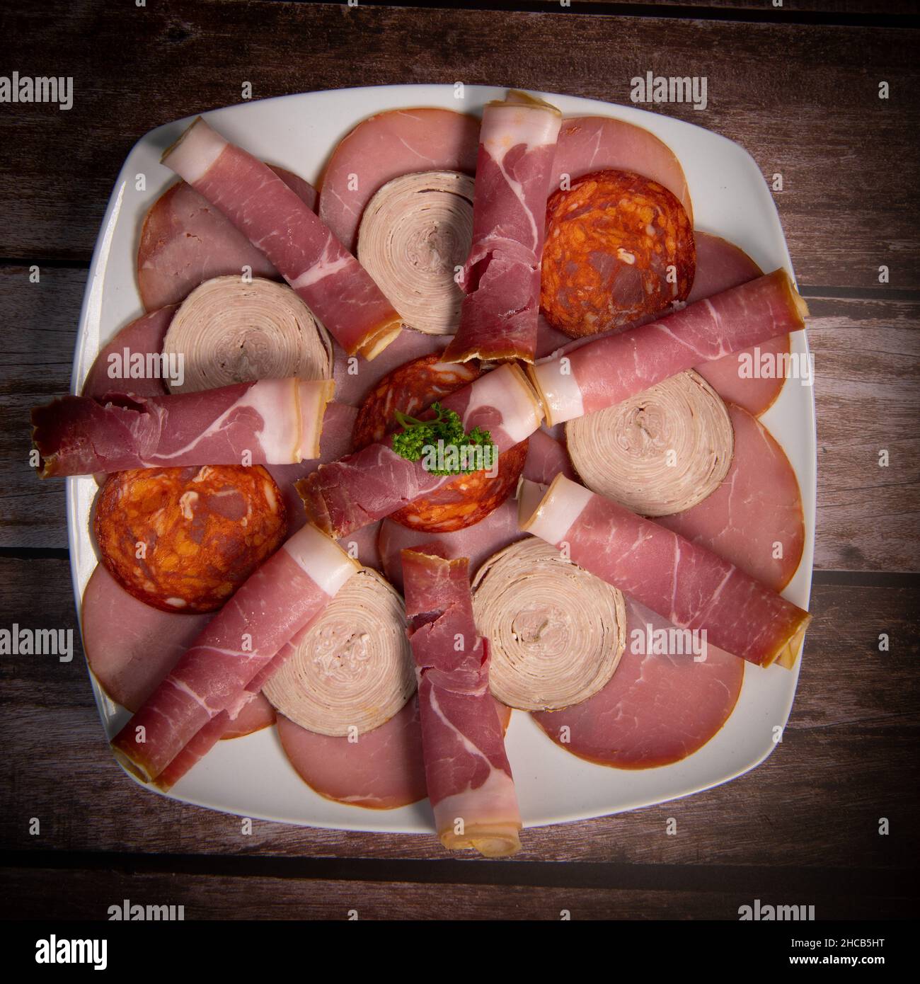 Tablett mit leckeren Salami, Schinkenscheiben, Wurst, Wurst, Wurst, Pickles Stockfoto