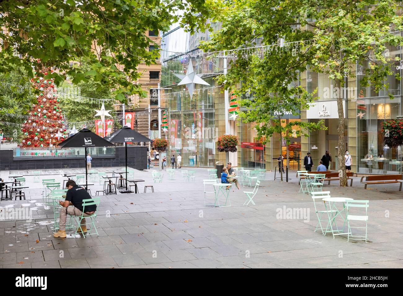 Weihnachtsschmuck im Martin Place Sydney im Dezember 2021 bleiben die Menschen zu Hause, weil in NSW die kovidierten omicron-Fälle ansteigen Stockfoto