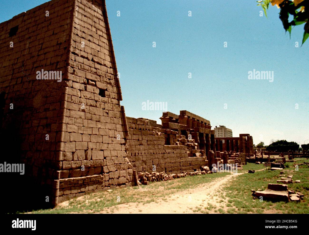 TEMPLO FUNERARIO DE RAMSES III - FOTO AÑOS 70. Lage: MADINAT HABU. Theben. ÄGYPTEN. Stockfoto