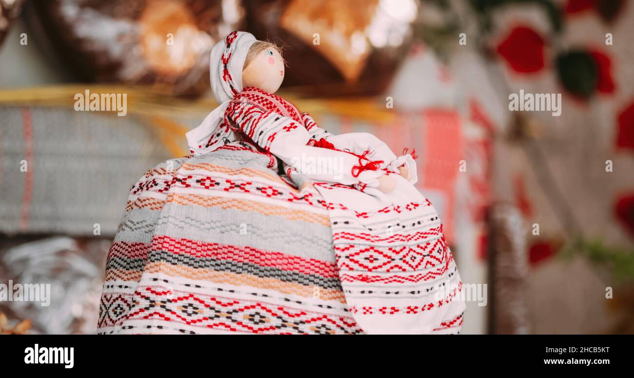 Der russische Samowar ist mit Einer belarussischen Volkspuppe geschmückt. Tabelle Stockfoto