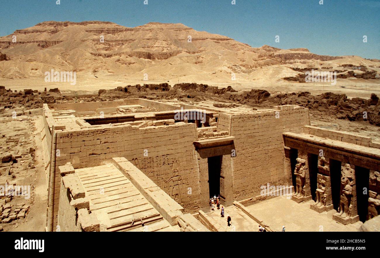 TEMPLO FUNERARIO DE RAMSES III - FOTO AÑOS 70. Lage: MADINAT HABU. Theben. ÄGYPTEN. Stockfoto