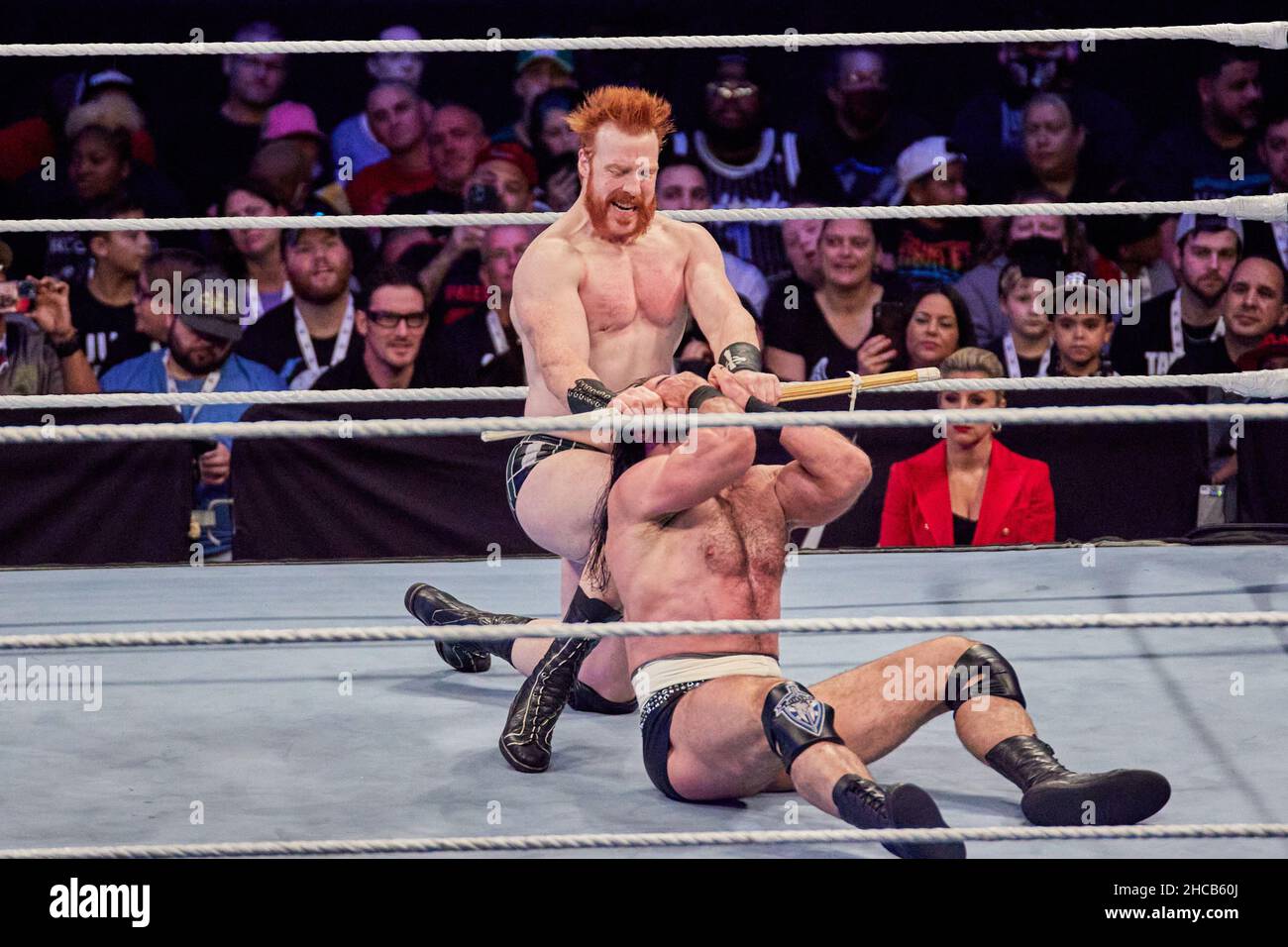 Tampa, Florida, USA. 26th Dezember 2021. Drew McIntyre gegen Sheamus während des WWE-Kampfes in der Amalie Arena. Kredit: Yaroslav Sabitov/YES Market Media/Alamy Live Nachrichten Stockfoto