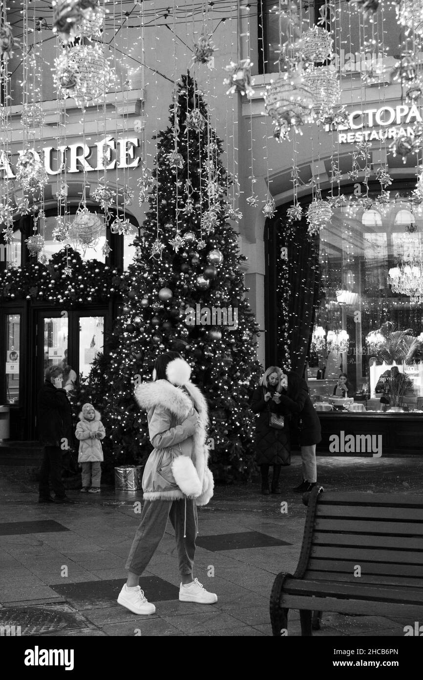 Touristen auf einem Spaziergang im Zentrum von Moskau. Hochwertige Fotos Stockfoto