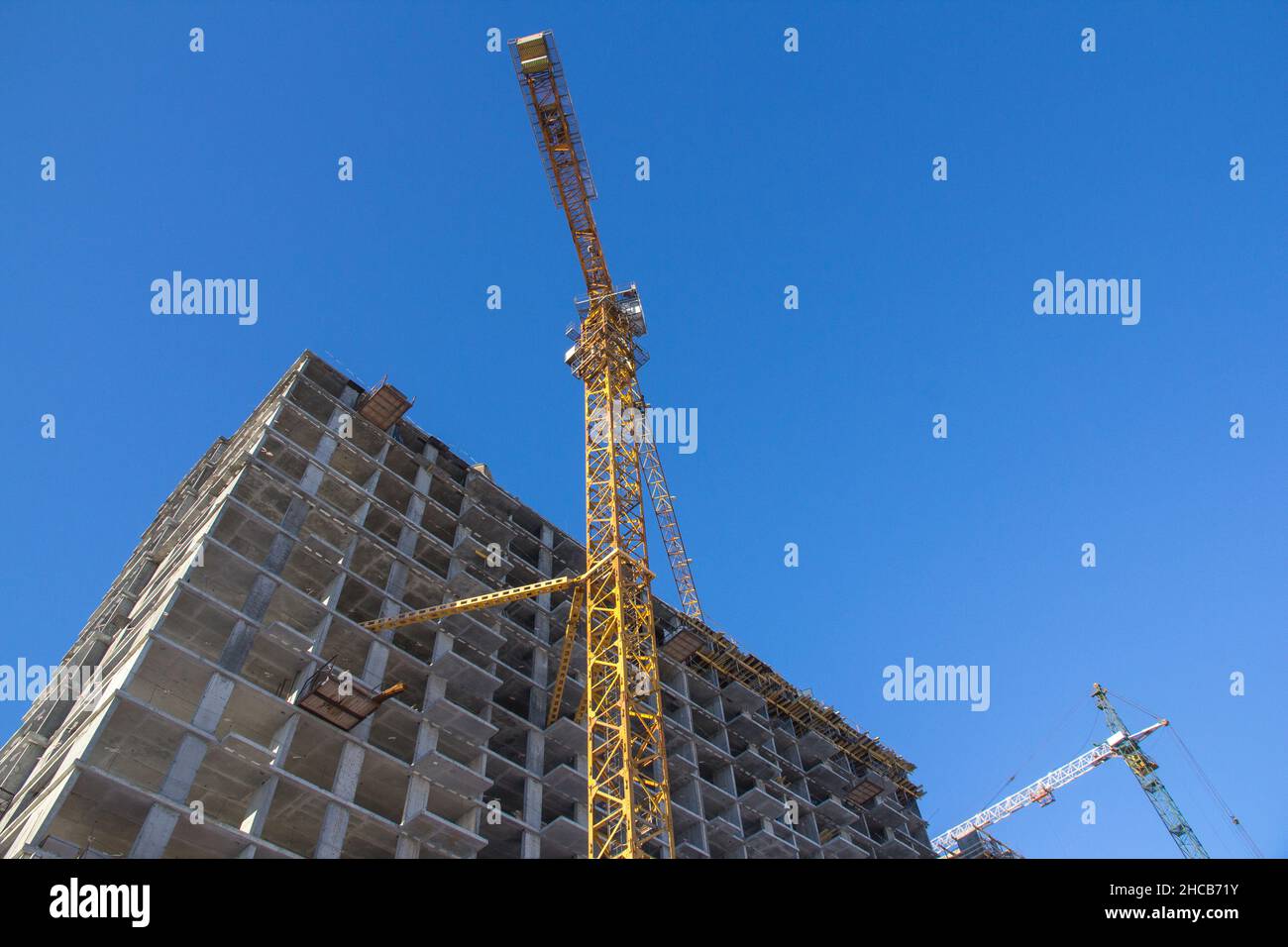 Bau eines Mehrfamilienhauses. Bau eines mehrstöckigen Betongebäudes. Mehrstöckiges Betongebäude. Stockfoto