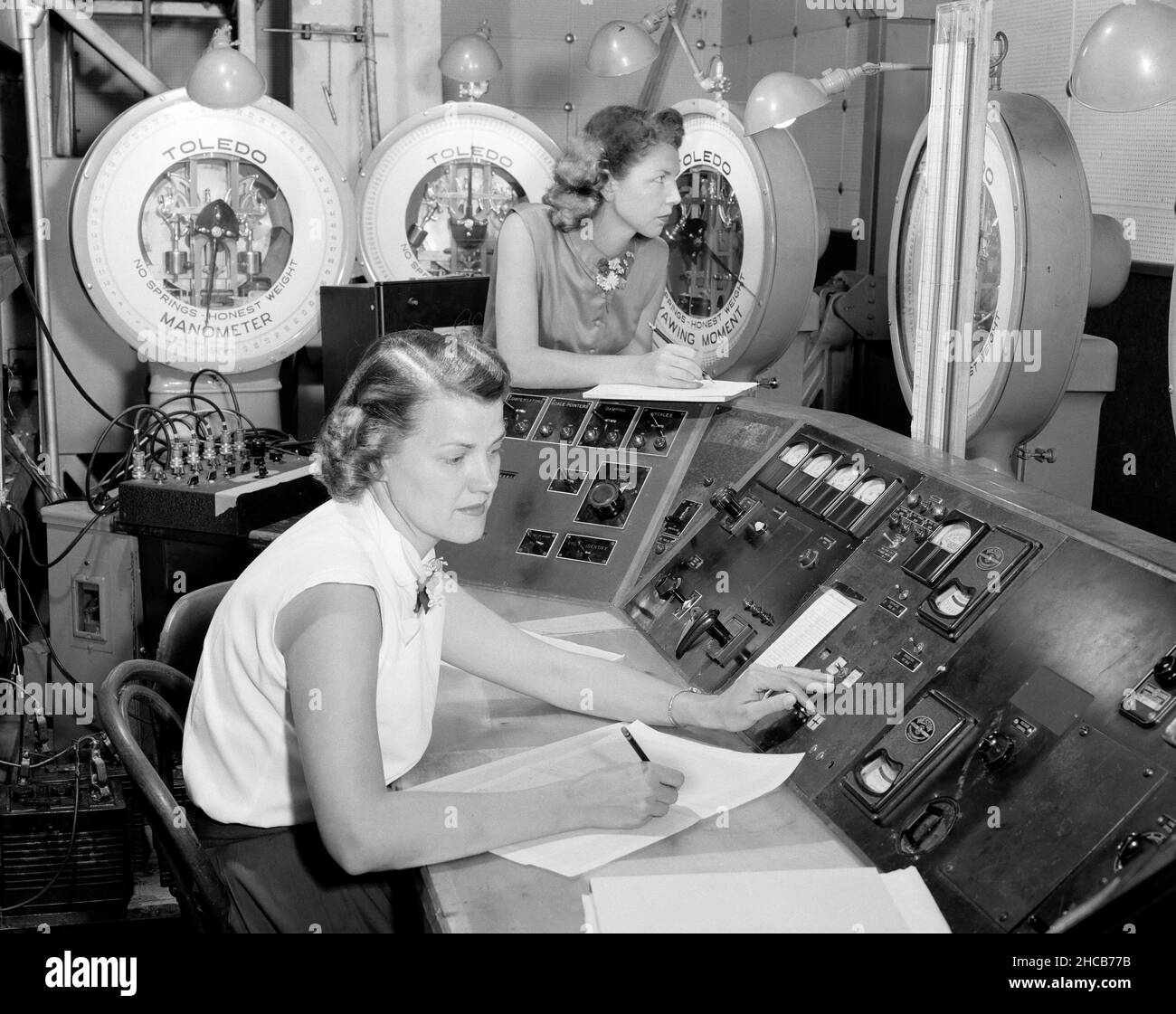 Arbeiterinnen bei der NACA 1953-06-03 Stockfoto