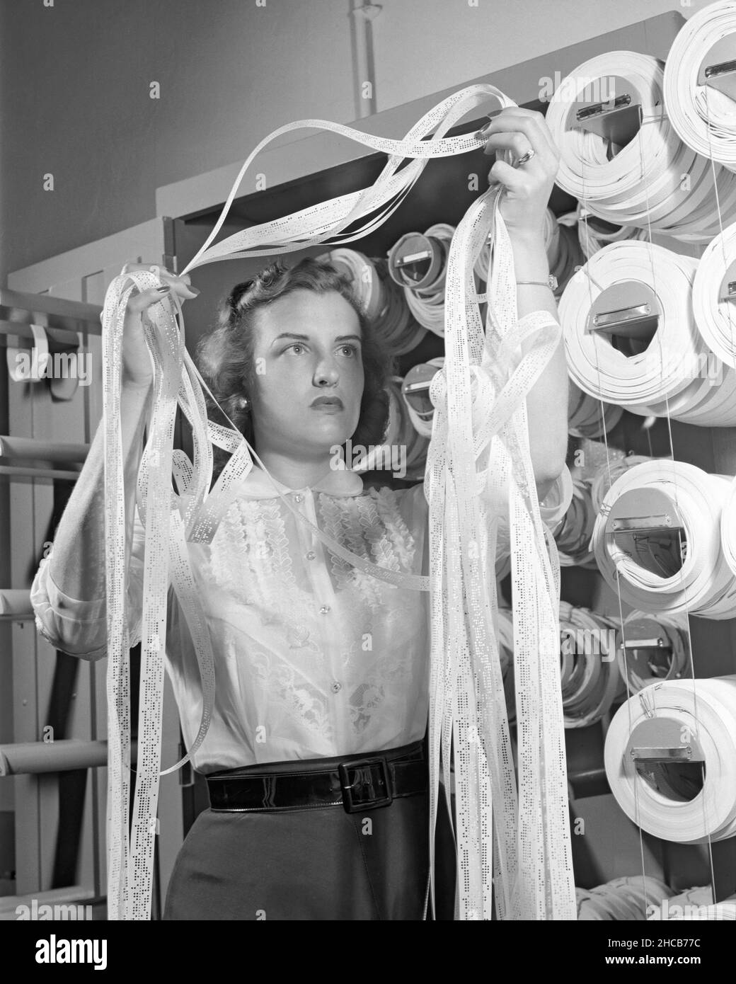 Frauen, die ausreichend Posten im NACA-Labor befüllen: Frau Doris Rudd Porter Baron, der Manometerkassette handhabt, Bell-Computer. 1953-06-03 Stockfoto