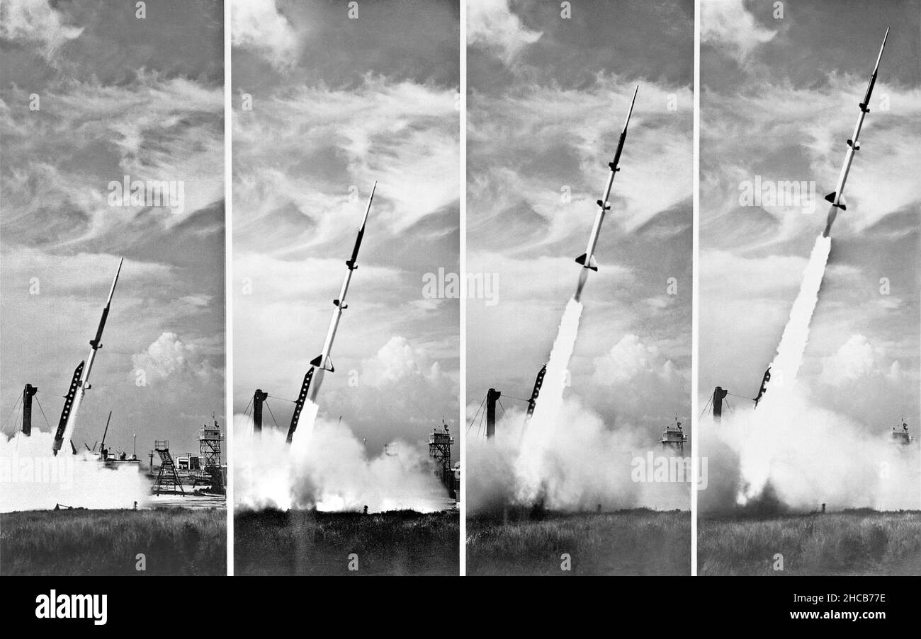 Starten Sie 1957 von Wallops Island aus eine fünfstufige Raketenforschungsrakete. Die ersten beiden Stufen trieb das Modell auf etwa 100.000 Fuß an.die letzten drei Stufen wurden auf einem absteigenden Pfad abgefeuert, um die Wiedereintrittsbedingungen ballistischer Raketen zu simulieren. Stockfoto