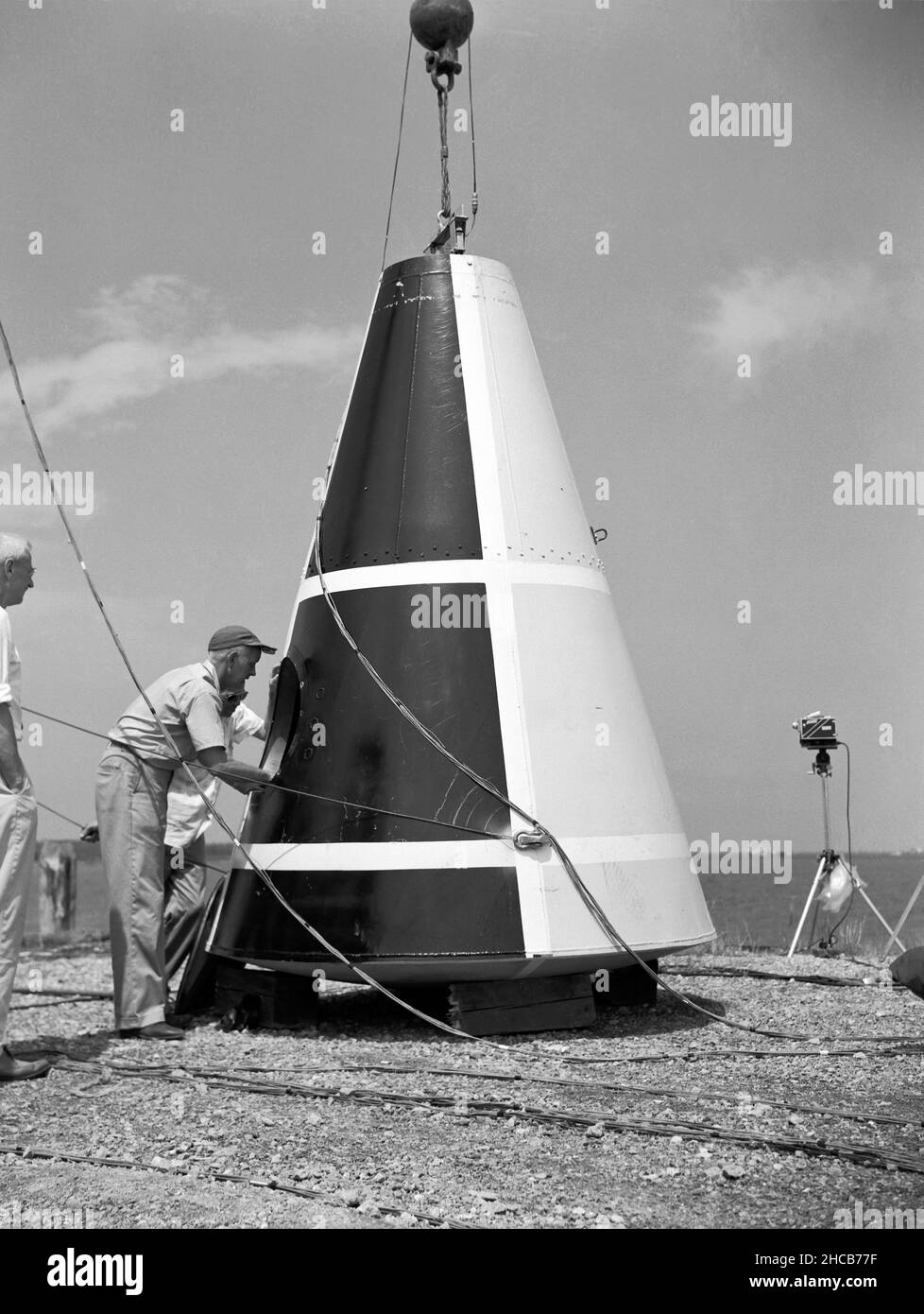 Fotografiert am: 08 05 1958. -- Impakt-Test durchgeführt von Langley's Hydrodynamics Division. Die Division führte eine Reihe von Impaktstudien mit vollständigen und Modellkapseln der ursprünglichen Kapselform durch, die A. Joseph Shortal schrieb (Vol 3, S. 16): Die Grundkonstruktion der Kapsel wurde von M.A. Faget und seinen Mitarbeitern bei PARD im Winter 1957-1958 angefertigt. Es war daher natürlich, dass die Anlagen in Wallops während der Entwicklung des Raumschiffs ausgiebig genutzt wurden. Die Tests in Wallops bestanden aus 26 Kapseln in voller Größe, die entweder vom Boden aus mit Raketenantrieb gestartet wurden oder fr Stockfoto