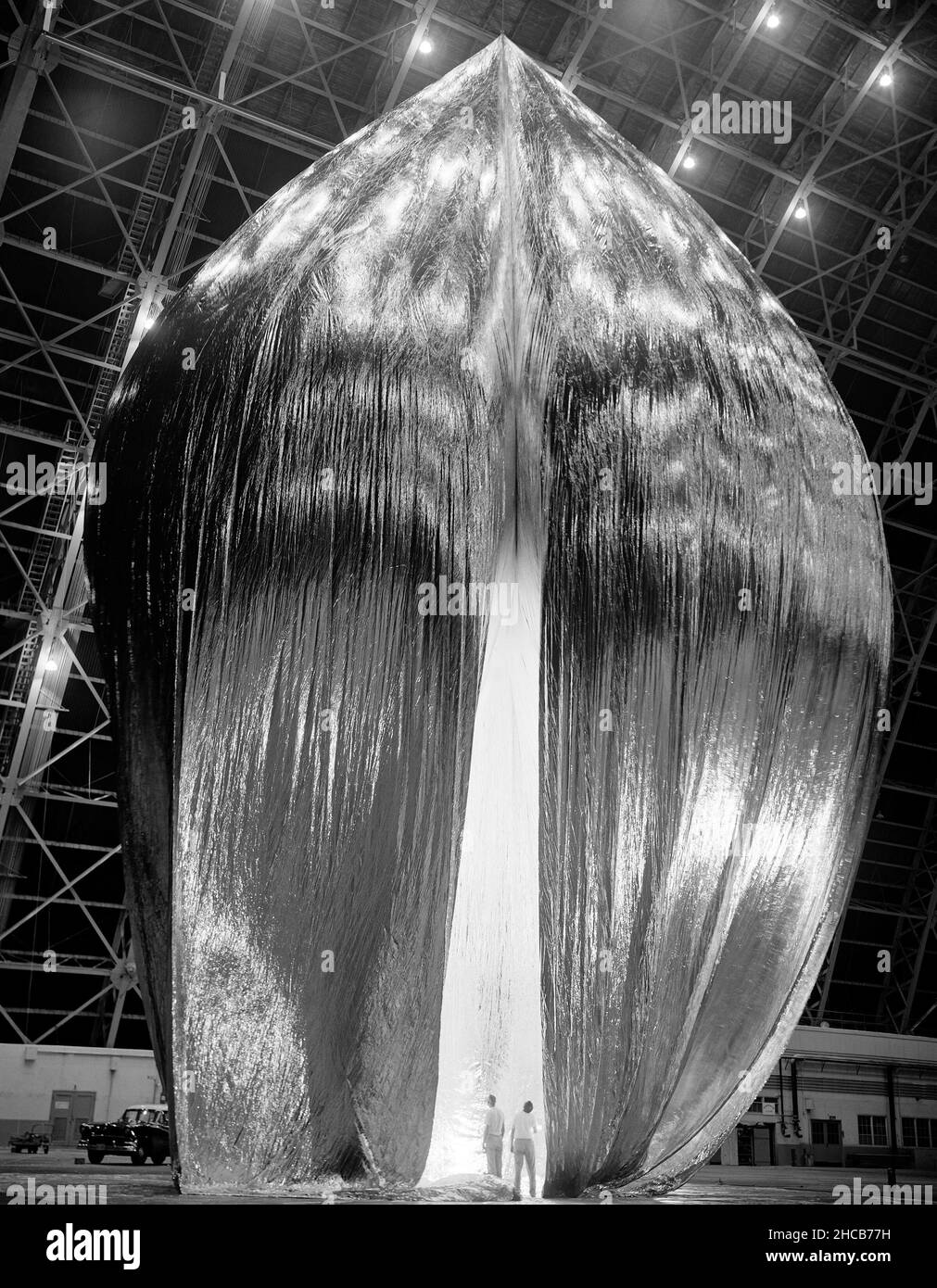 Inflationstests des Echo 1 Satelliten in Weeksville, N.C. 1958-L-03603 Bild die Langley-Ingenieure Edwin Kilgore (Mitte), Norman Crabill (rechts) und ein nicht identifizierter Mann werfen während der Inflationstests einen Blick in den riesigen Ballon. Stockfoto