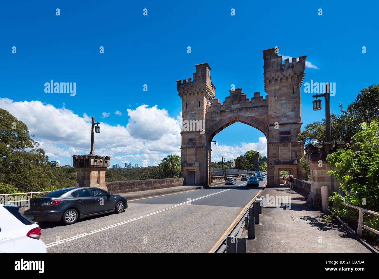 Long Gully oder Cammeray Bridge bei Northbridge, Sydney, Australien wurde 1892 als Hängebrücke erbaut und 1935 zu einer Betonbogenbrücke umgebaut Stockfoto