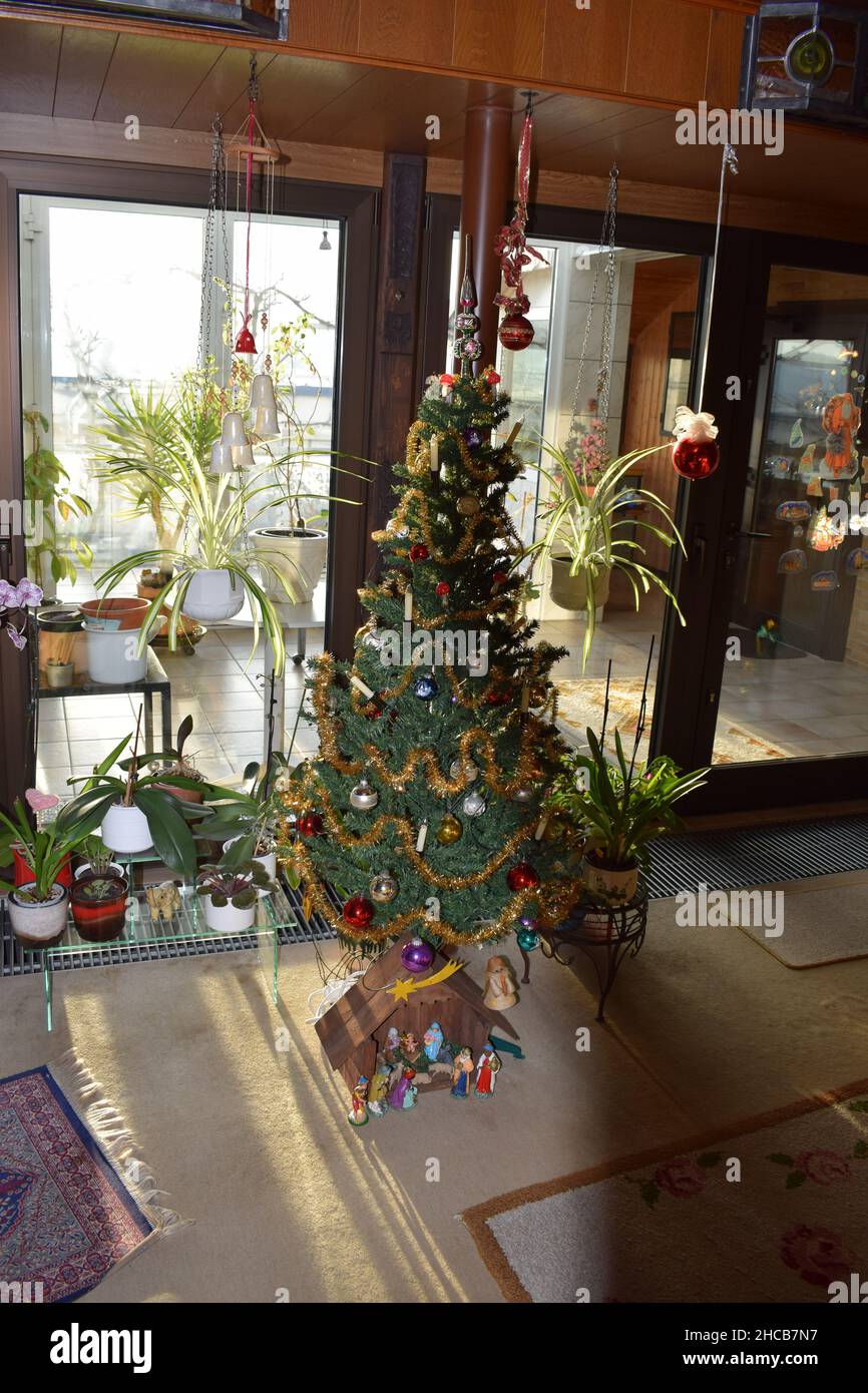 Künstlicher Weihnachtsbaum mit alter Mode Dekoration Stockfoto