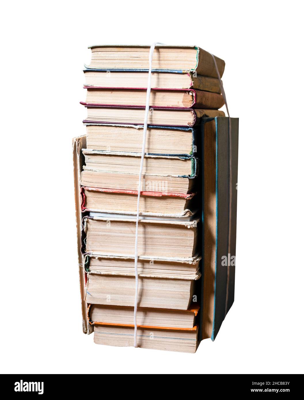 Stapel von gebrauchten Büchern, die mit PackThread isoliert auf weißem Hintergrund gebunden sind Stockfoto