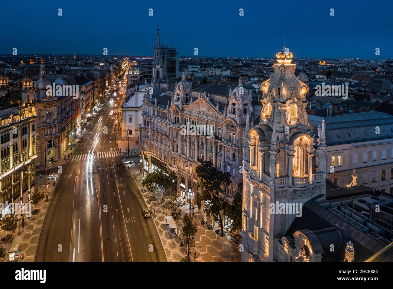 Budapest, Ungarn - Luftaufnahme des Ferenciek tere (Platz der Franziskaner) in der Abenddämmerung. Diese Ansicht umfasst beleuchteten Matild Palace, Klotild Palace, K Stockfoto