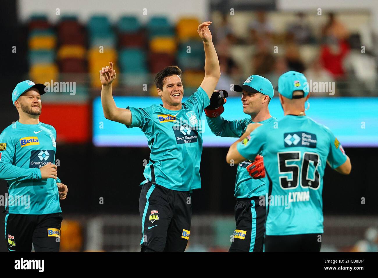 Brisbane, Großbritannien. 27th Dez 2021. Liam Guthrie vom Heat in Brisbane entlässt Joe Burns von den Melbourne Stars Kredit: Nachrichtenbilder /Alamy Live News Stockfoto