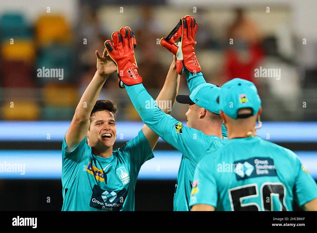 Brisbane, Großbritannien. 27th Dez 2021. Liam Guthrie vom Brisbane Heat entlässt Joe Burns von den Melbourne Stars in Brisbane, Großbritannien, am 12/27/2021. (Foto von Patrick Hoelscher/News Images/Sipa USA) Quelle: SIPA USA/Alamy Live News Stockfoto