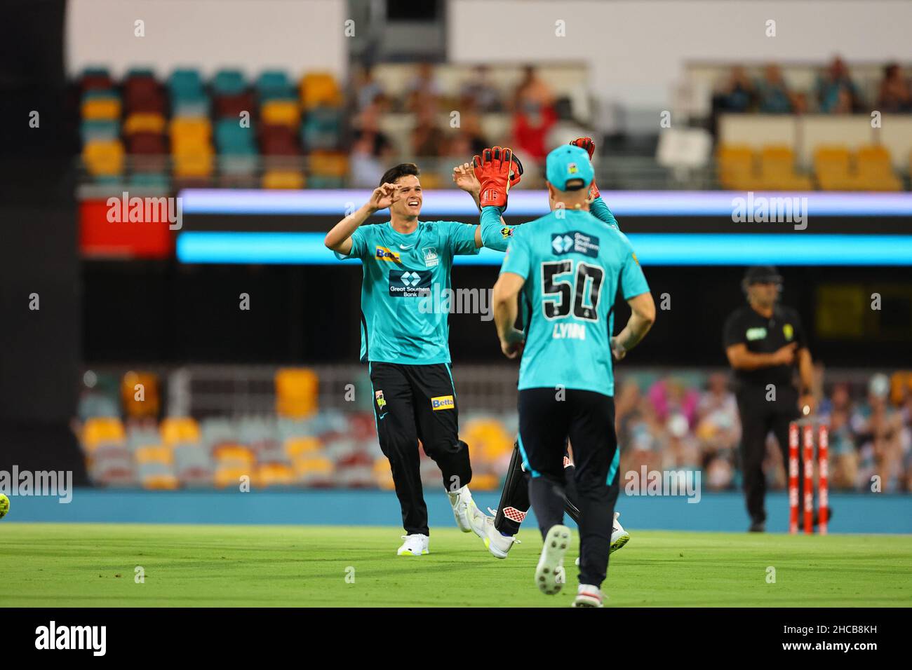 Brisbane, Großbritannien. 27th Dez 2021. Liam Guthrie vom Brisbane Heat entlässt Joe Burns von den Melbourne Stars in Brisbane, Großbritannien, am 12/27/2021. (Foto von Patrick Hoelscher/News Images/Sipa USA) Quelle: SIPA USA/Alamy Live News Stockfoto